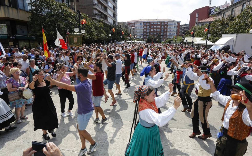 El folclore reina en el día grande de las fiestas