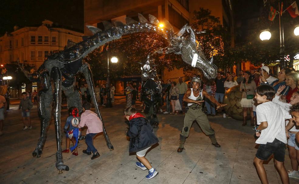 Los gigantes invaden el centro con los espectáculos nocturnos