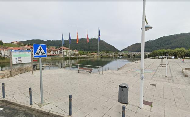 Una nueva barandilla separa el Paseo Marítimo de Unquera del río