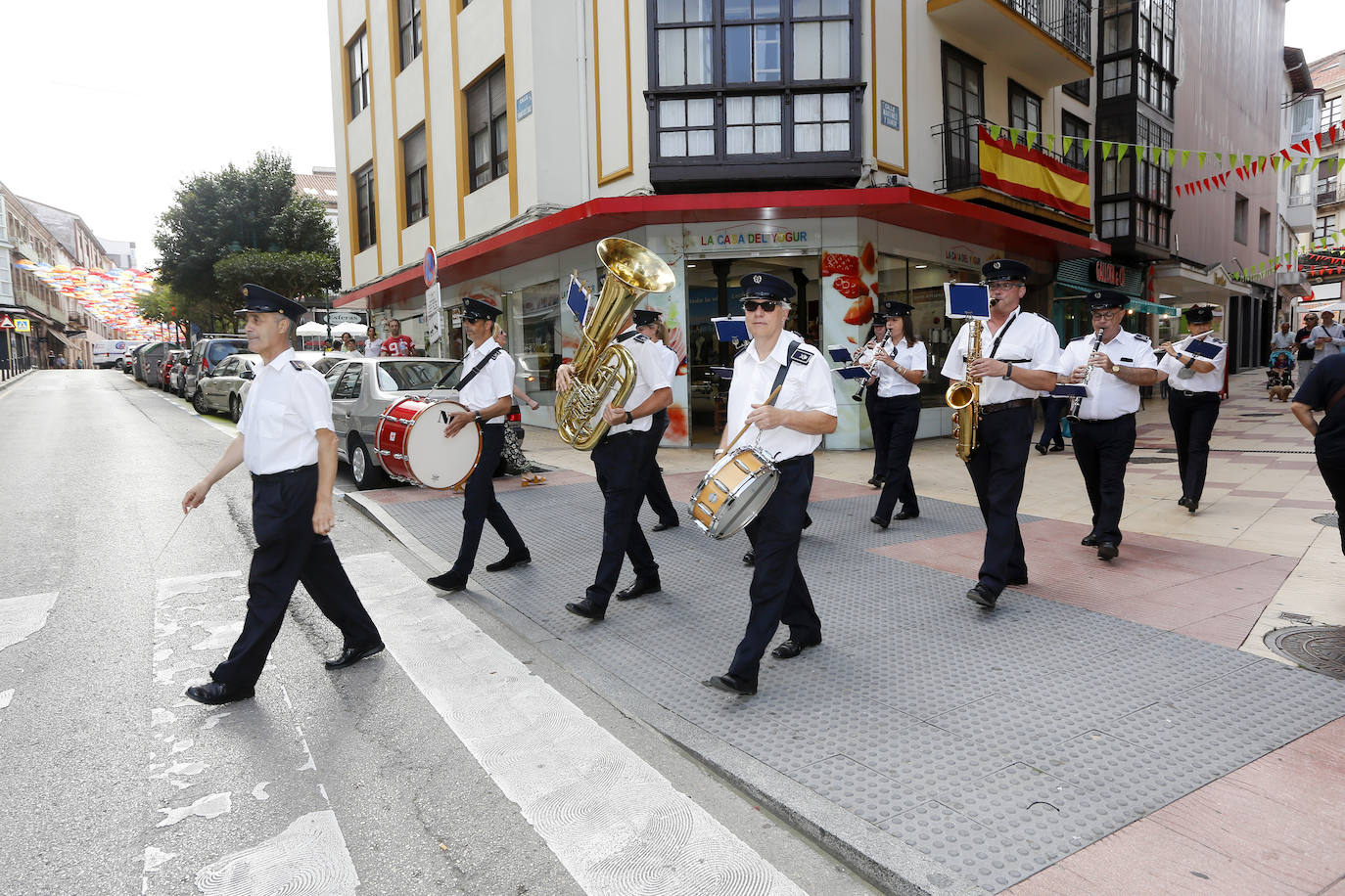 El folclore reina en el día grande de las fiestas