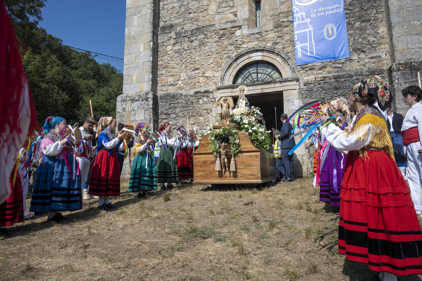 Los pasiegos honran a la Virgen de Valvanuz