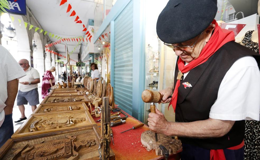 La Feria de Artesanos conquista de nuevo la Plaza Mayor