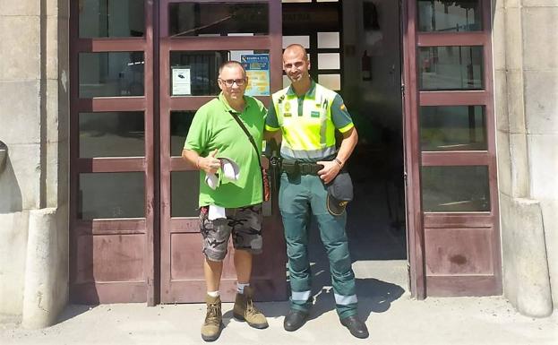 Un peregrino rescatado en 2018 se persona en la Guardia Civil de Laredo para agradecer la ayuda que le prestaron