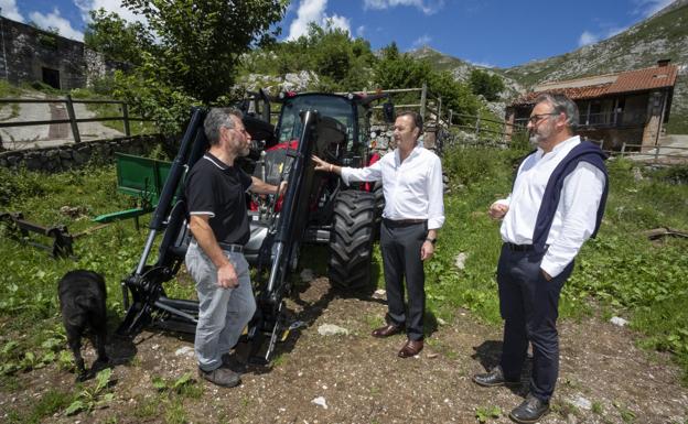 El Gobierno financia con fondos Leader un tractor quitanieves para Tresviso