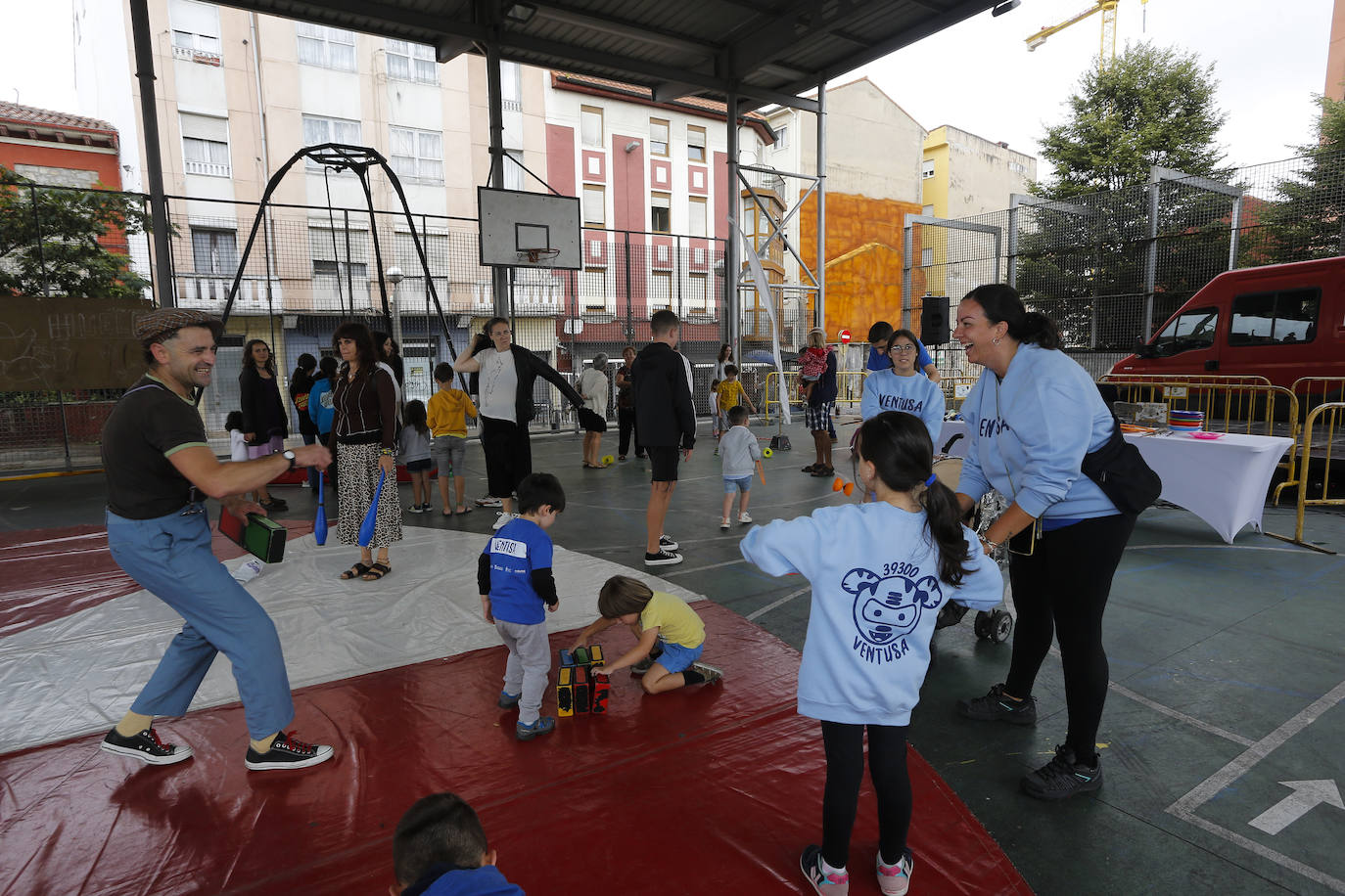 El circo conquista a los más pequeños en la Plaza de la Llama