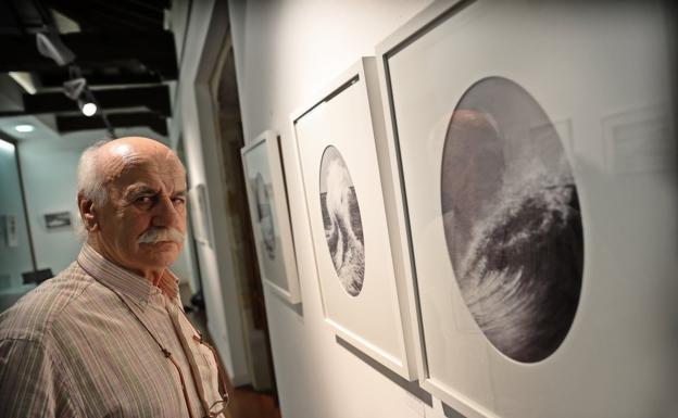 Comillas muestra 'Las notas de mar' de un artista madrugador y reflexivo