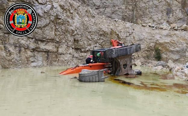 Rescatan al operario de una pala excavadora atrapado al accidentarse en la cantera de Puente Arce