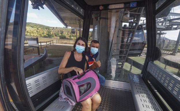 Las mascotas ya se suben a las telecabinas de Cabárceno y al teleférico de Fuente Dé