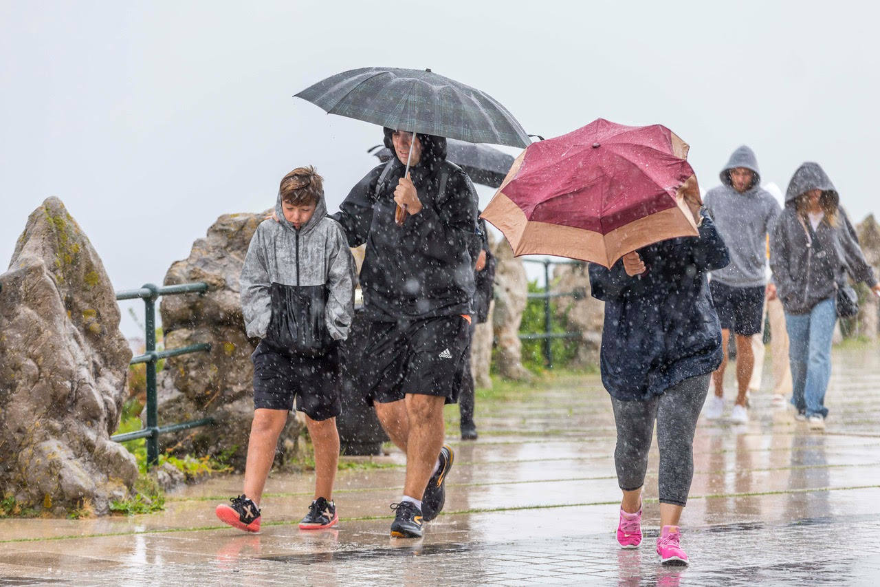 Viandante bajo la lluvia en Santander, este miércoles