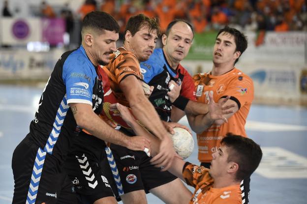 Bathco y Sinfín juegan hoy por una plaza en la final en Laredo