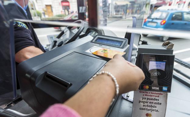 Los abonos de los autobuses regionales y del TUS tendrán un 30% de descuento