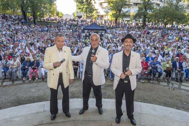 Una multitud aplaude a Los Carabelas en su último concierto