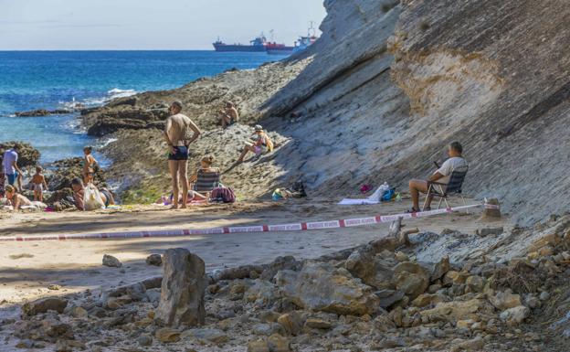 Las lluvias originan un desprendimiento de rocas en la playa de Mataleñas