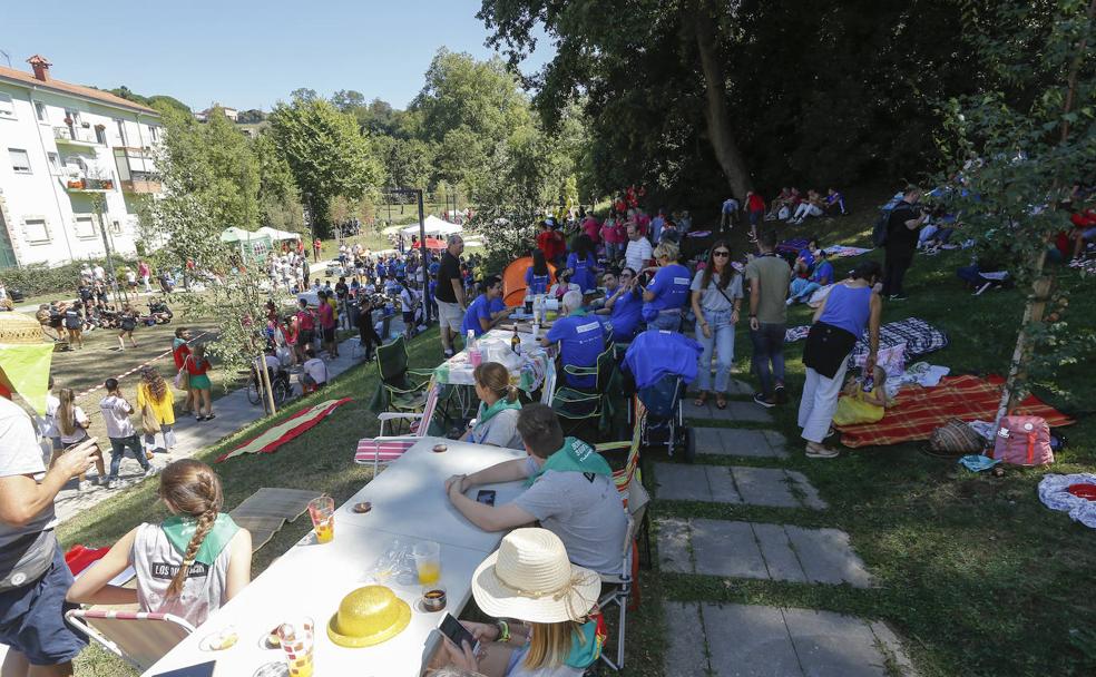 El Día de las Peñas lleva la fiesta al Parque de Miravalles