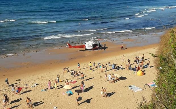 El helicóptero del 112 rescata a tres bañistas en la playa de Las Arenas en Pechón