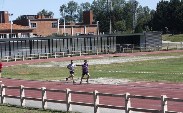 El módulo de atletismo de Torrelavega permanece cerrado meses después de concluir su construcción