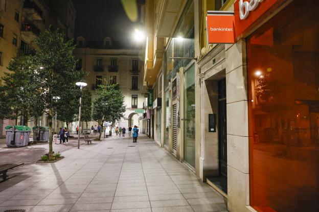 Los comercios apagan sus escaparates por la noche, aunque persisten las excepciones