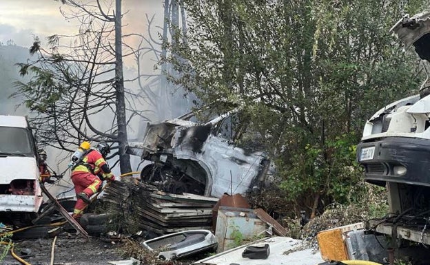 Un incendio en un desguace ilegal calcina varios coches y un caseto en Castañeda