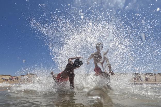 La temperatura media del mar sube un grado