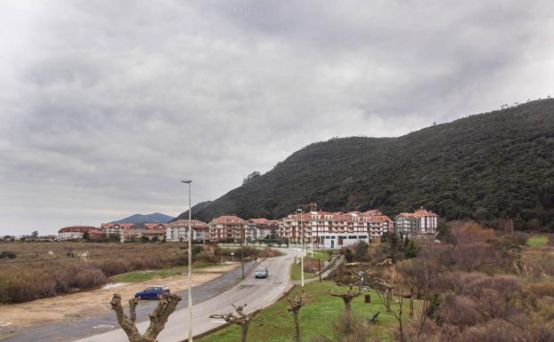 La playa de perros de Helgueras en Noja recibe críticas por la mala señalización de su acceso