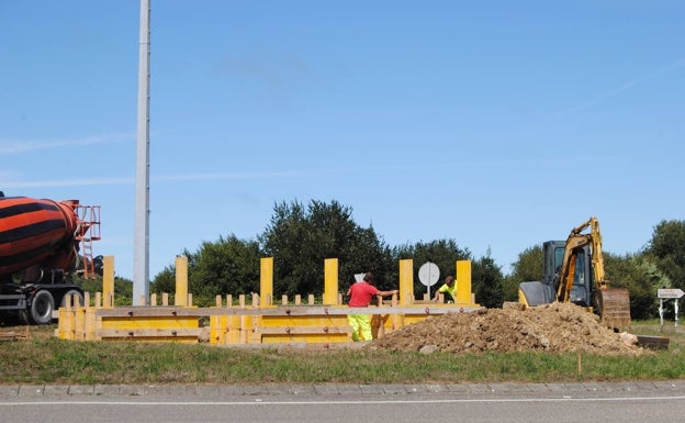 En marcha los trabajos para ornamentar la rotonda de Piedrahíta con una trainera