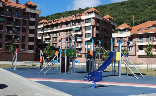 El Ayuntamiento cubrirá el parque infantil del barrio de Santoñuca