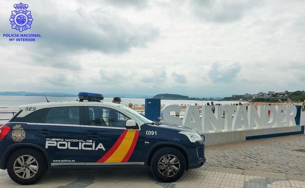 Detenida una pareja por robar dos móviles en la Segunda de El Sardinero mientras sus dueños se bañaban