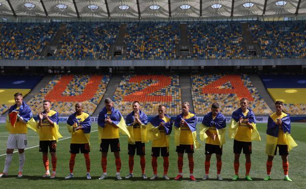 El balón vuelve a rodar en Ucrania en medio de la guerra