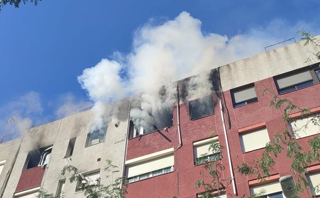 Dos menores, graves al huir por una ventana de un incendio en Badalona