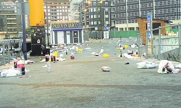 El botellón invade el puerto de Laredo