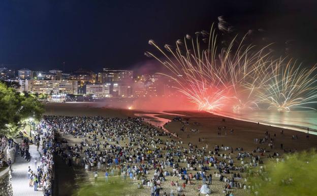 Los últimos fuegos artificiales del verano se lanzan este lunes en El Sardinero