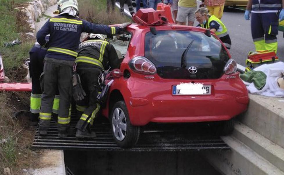 Una conductora resulta herida tras salirse su coche de la calzada