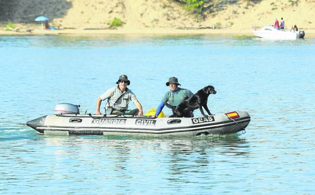 Arsa, un perro labrador de la Guardia Civil, localiza el cuerpo del bañista ahogado en la playa de Usil