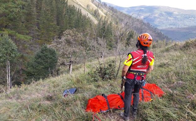 Fallece un hombre de 48 años tras despeñarse su todoterreno en Cabuérniga