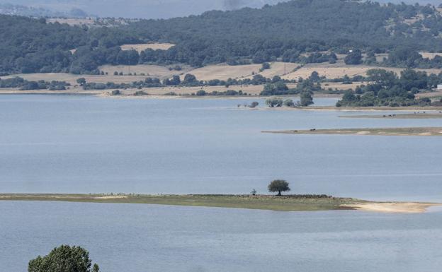 Una empresa pide autorización para poner placas solares sobre el pantano del Ebro