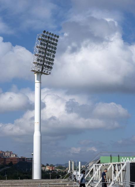 La renovación de la iluminación de los Campos de Sport tendrá un plazo de ejecución de cuatro semanas