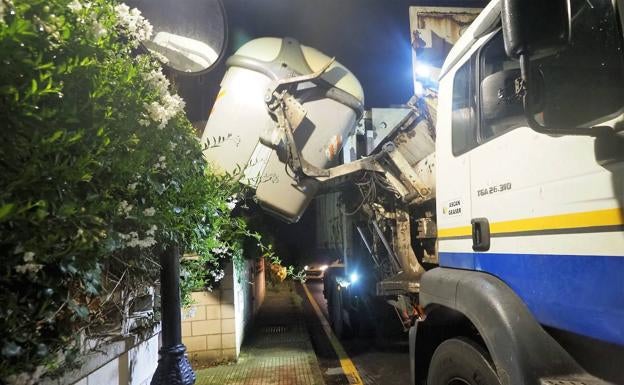 La gestión del servicio de basuras de Camargo enfrenta de nuevo a la alcaldesa y al PP