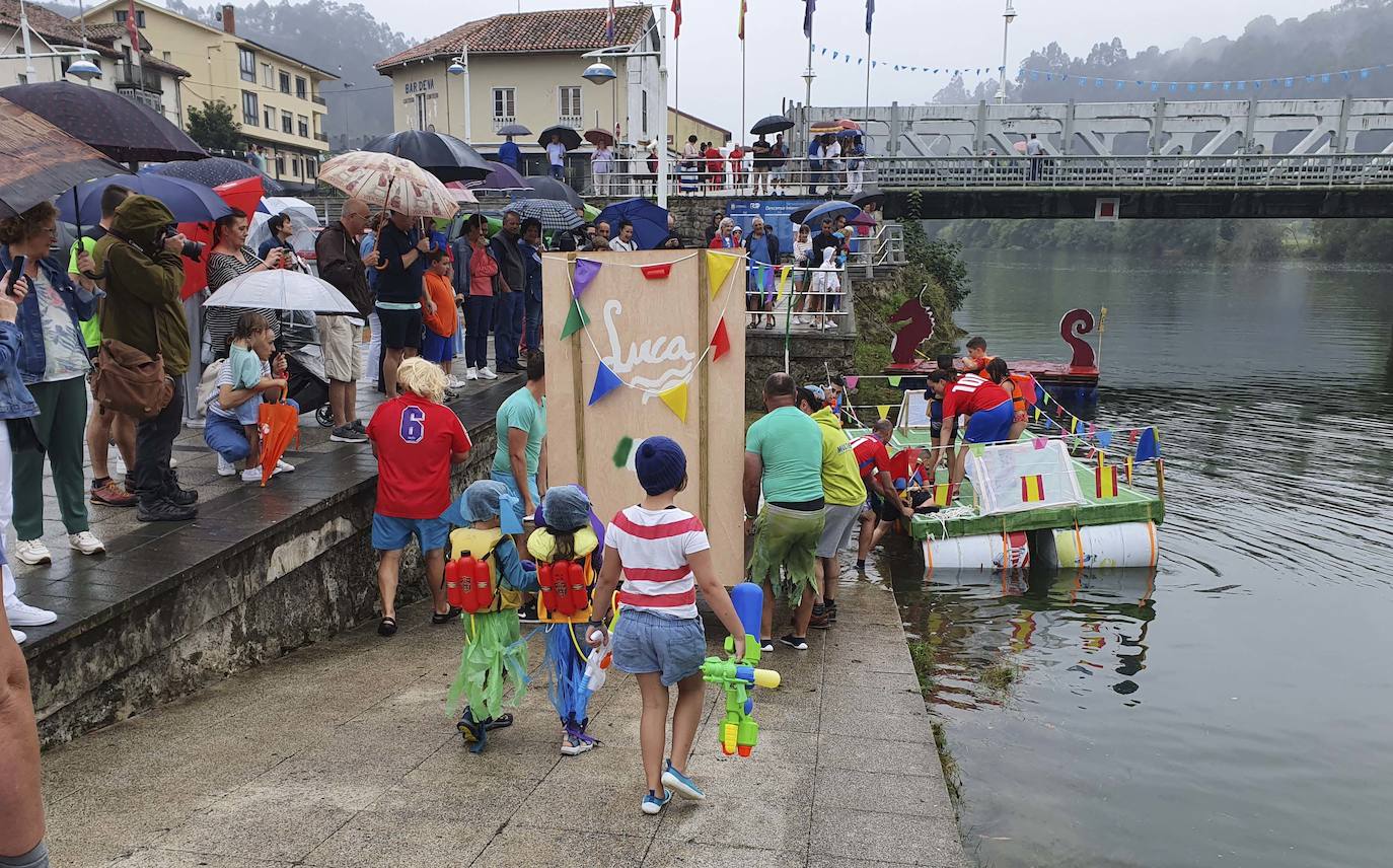 Balsas y disfraces se echan al río en Unquera