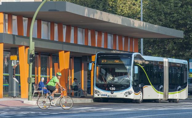 La nueva línea 24 y los descuentos en las tarjetas de autobús se estrenan este jueves