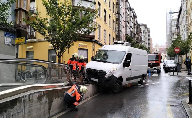 Un furgón se 'come' la rampa de Lope de Vega