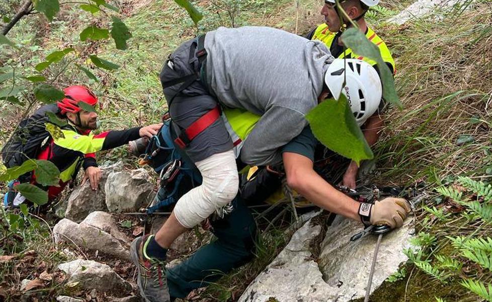 Un rescate de varias horas para evacuar a un hombre lesionado en la vía ferrata de La Hermida