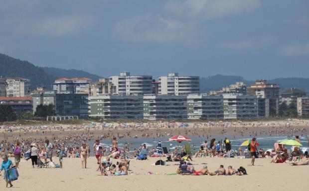 Laredo culminará la temporada de baños con el contrato de limpieza de playas sin firmar