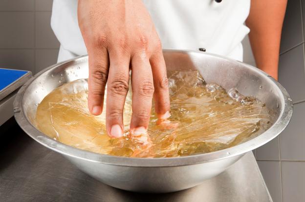 Gelatina neutra diluida en zumo de naranja para prevenir la osteoporosis y la artrosis