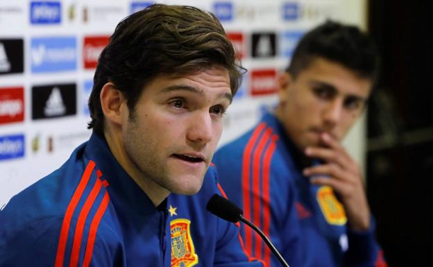 El Barcelona espera inscribir hoy a Marcos Alonso como agente libre