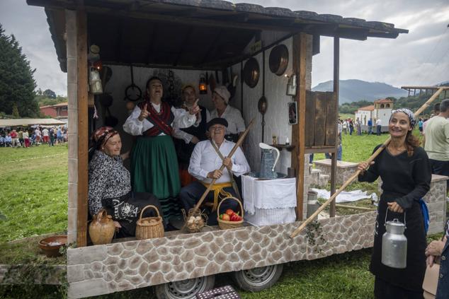 Las carrozas vuelven a tomar Lloreda por San Vicente