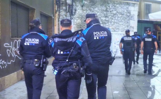 Detenido por agredir a su pareja en la Plaza Pombo ante policías libres de servicio