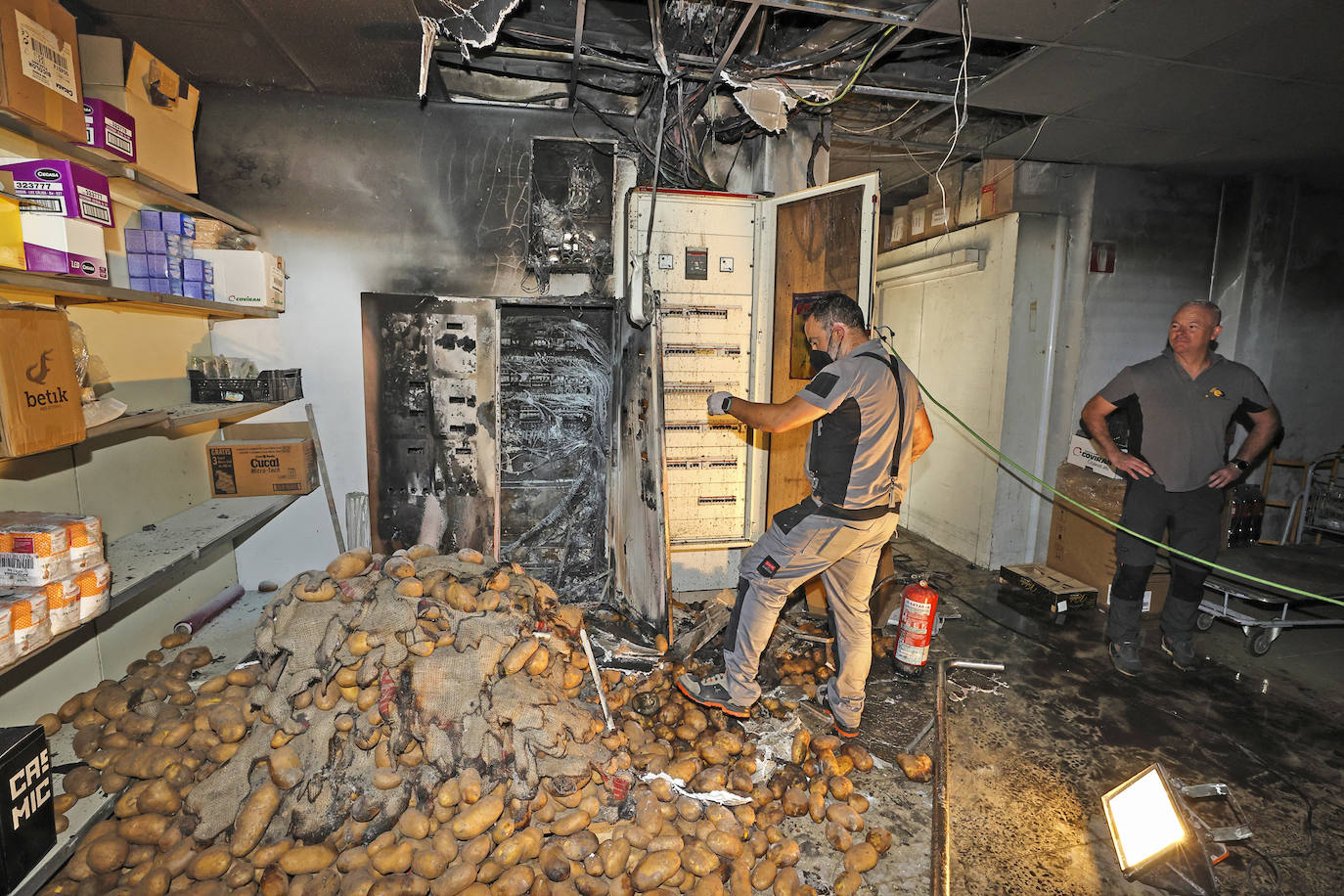 Así ha quedado el supermercado tras el incendio en Cabezón de la Sal