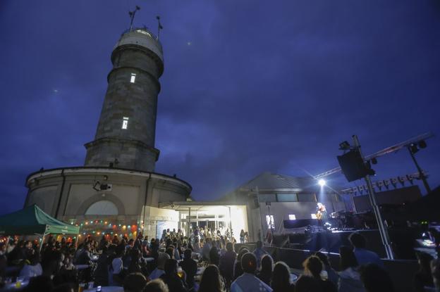 Zahara deslumbra en el Faro de Cabo Mayor