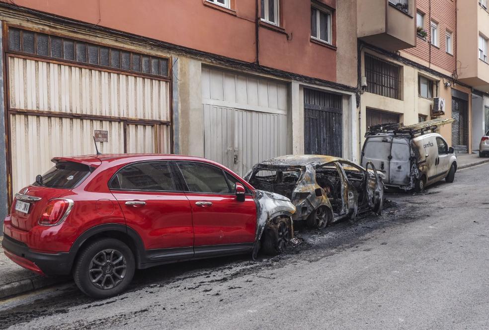 Tres mecheros y unas cajas de petardos para calcinar 52 coches