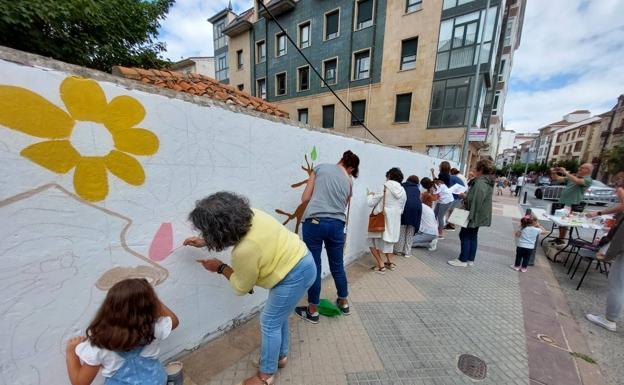 Un mural a cien manos en la cita de arte comunitario de GenerArte en Reinosa